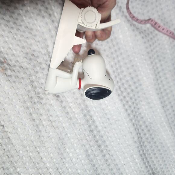 HALLMARK PEANUTS SNOOPY AT TYPEWRITER COLLECTIBLE CELL PHONE HOLDER - Picture 6 of 8